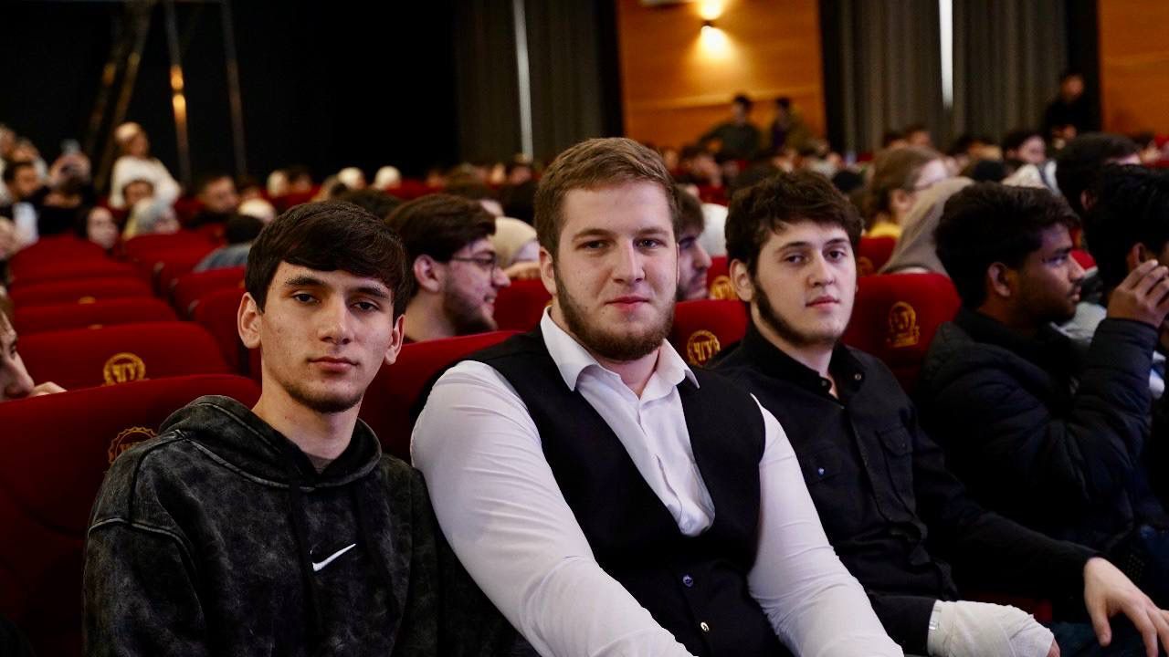 В ЧГУ имени А. А. Кадырова прошёл студенческий новогодний огонёк